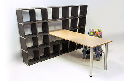 knelldesign Regal verzogen mit Schreibplatte und Stuhl Bär+Knell aus Recyclingkunststoff